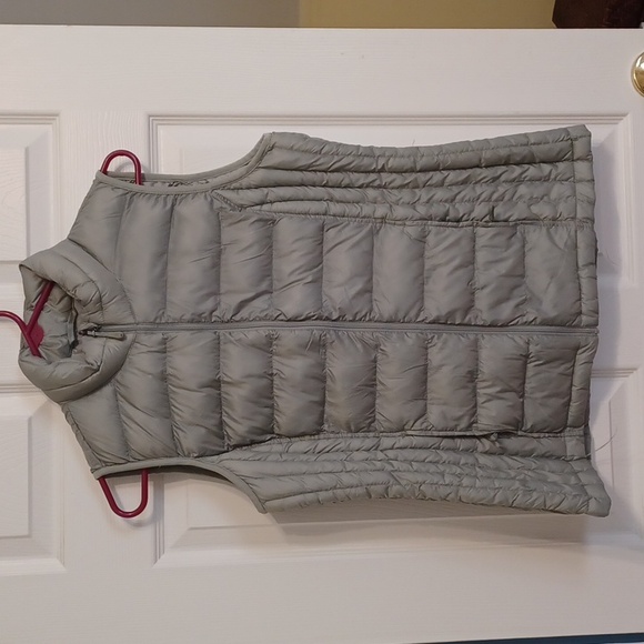 32 Degrees Jackets & Blazers - 32 degrees, sz M, gray puffer vest, full zip with 2 pockets.